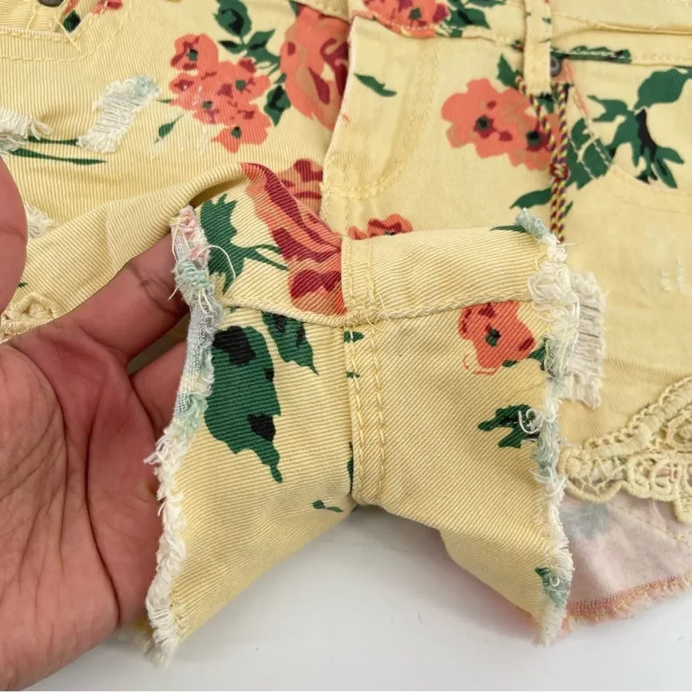 Vanilla Star Yellow Floral Distressed Crochet Appliqué Denim Short Shorts Size 5